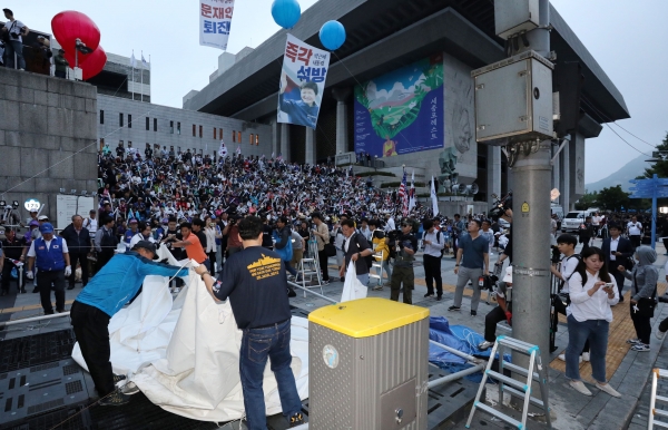 우리공화당 당원들이 16일 오전 서울 세종문화회관 앞에 설치한 천막을 자진 철거하고 있다.