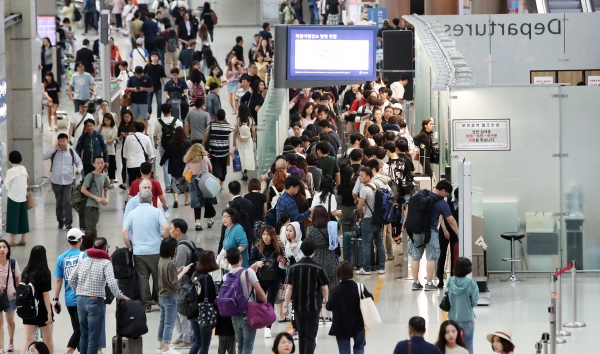 여름철 성수기 여행 시즌이 시작된 13일 인천공항이 출국인파로 붐비고 있다.  2019.7.13