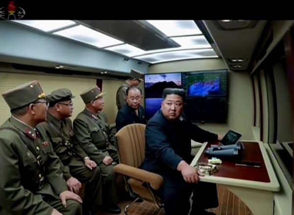 지난달 31일 김정은 북한 국무위원장의 지도 하에 '신형 대구경조종방사포 시험사격'을 했다고 조선중앙TV가 1일 보도했다. 사진은 김정은 위원장이 시험사격을 참관하는 모습. [조선중앙TV 캡처]