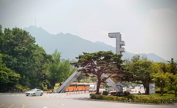 서울대 정문 전경