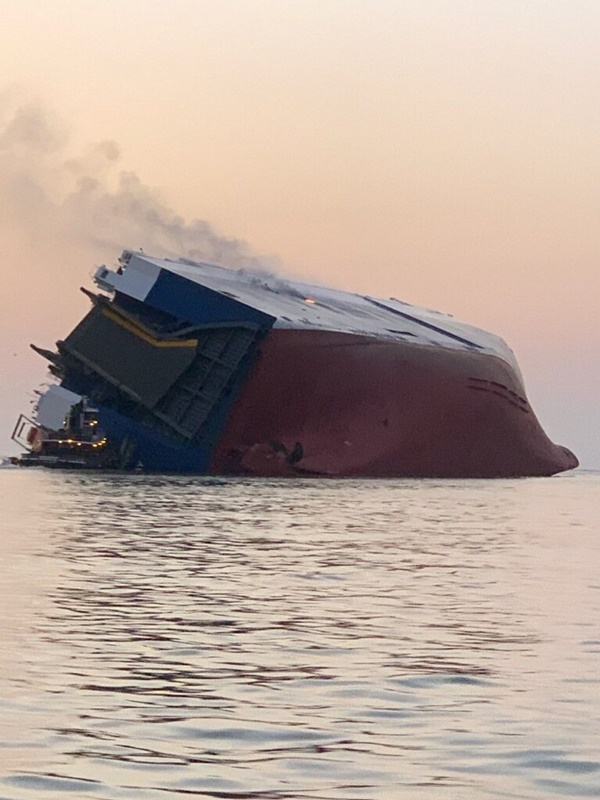 미국 해안경비대가 조지아주 인근 해안에서 현대글로비스 소속 자동차 운반선 골든레이호 선체가 전복된 사고로 고립됐던 한국인 선원 4명이 10일 오전(한국시간) 전원 구조했다고 밝혔다.  [미 해안경비대 트위터]