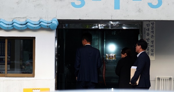 23일 오전 검찰 관계자들이 압수수색을 위해 서울 서초구 방배동 조국 법무부 자택으로 들어서고 있다.