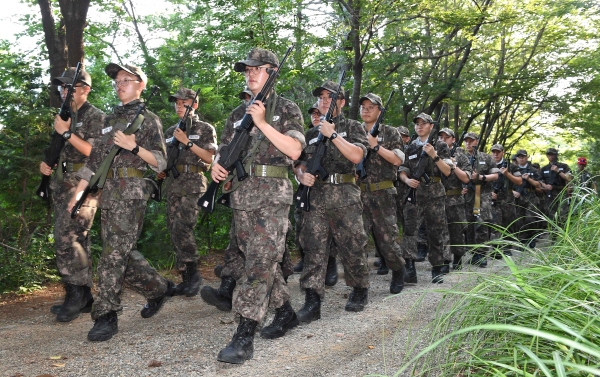 9일 시루봉 행군 중인 659기 해군병들이 대열을 갖추어 행군을 하고있다. (해군 교육사령부 제공) 2019.8.9