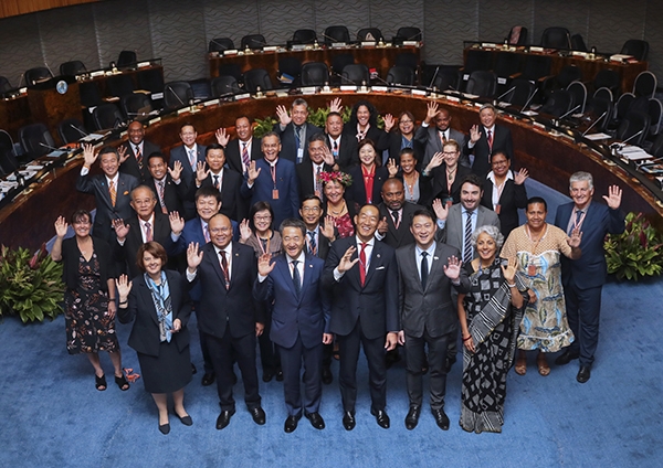 제70차 WHO서태평양지역총회에 참석한 박능후 보건복지부 장관(앞줄 왼쪽 세번째)과 33개국 대표들. (사진=보건복지부 제공)