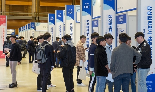 15일 서울 코엑스에서 열린 ‘2019 삼성 협력회사 채용 한마당’을 찾은 구직자들이 기업들의 부스를 둘러보고 있다.