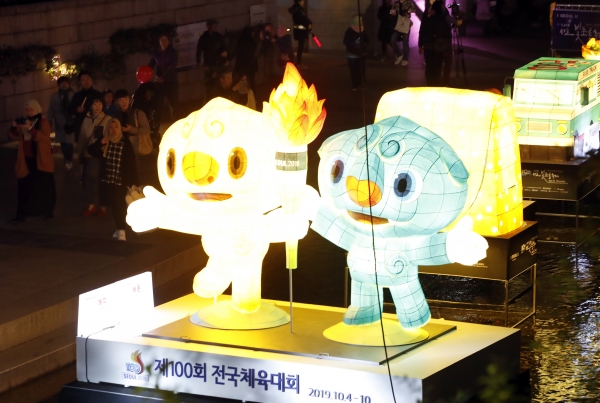 지난해 서울 중구 청계천 모전교 일대에서 시민들이 '2018 서울빛초롱축제'를 감상하고 있다.
