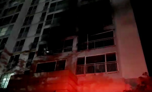 30일 오후 6시11분께 인천시 연수구 송도동에 위치한 14층짜리 아파트 4층에서 불이 나 신고를 받고 출동한 소방대원이 진화작업을 벌이고 있다. [인천소방본부 제공]