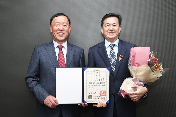 김성기 가평군수(사진 왼쪽)와 수상한 박성기 (주)우리술 대표