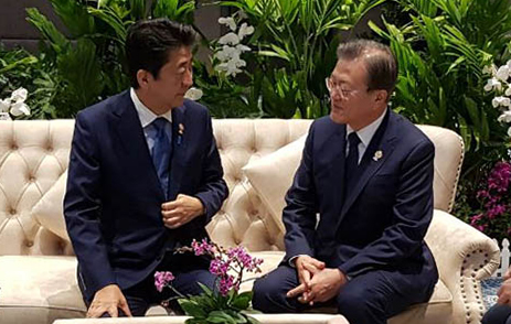 문재인 대통령(오른쪽)과 아베 일본 총리가 4일 오전 태국 방콕 임팩트 포럼에서 아세안+3 정상회의 참석에 앞서 환담하고 있다. (청와대 제공)