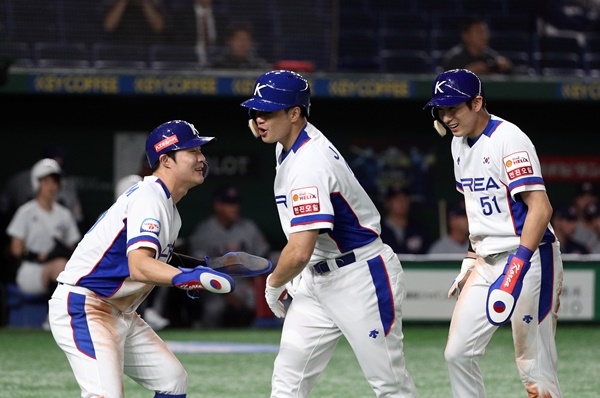 11일 오후 일본 도쿄돔에서 열린 2019 세계야구소프트볼연맹(WBSC) 프리미어12 슈퍼라운드 대한민국과 미국의 경기 1회말 2사 1,3루 상황에서 3점 홈런을 날린 대한민국 김재환이 동료들과 기뻐하고 있다.