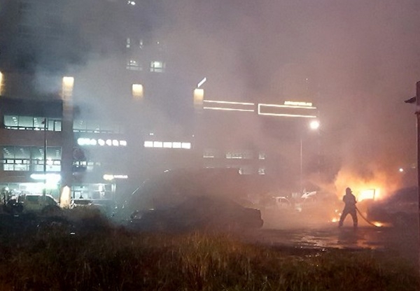 17일 오후11시 52분쯤 경기 김포시 구래동의 한 공터에 주차된 1톤 트럭에서 화재가 발생했다.소방대원들이 화재를 진압하고 있다.(경기김포소방서제공)