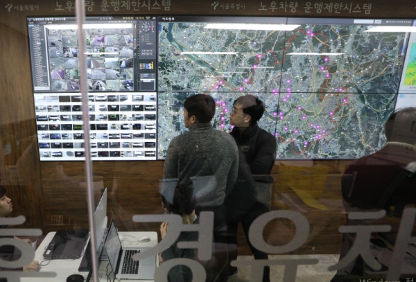 미세먼지 비상저감조치가 발령된 2월22일 오후 서울시청 서소문별관 노후차량 운행제한 상황실에서 직원들이 노후차량 운행 단속 CCTV를 점검하고 있다. 2019.2.22
