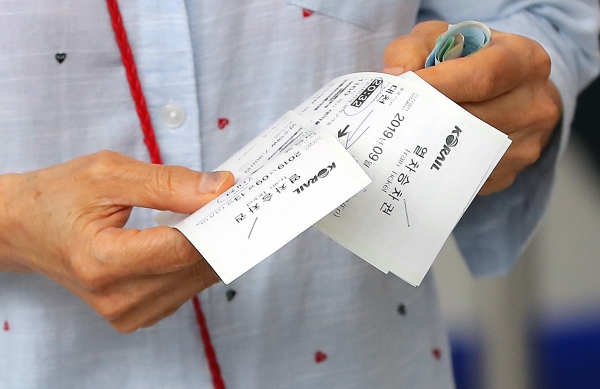 서울역에서 시민들이 추석 명절 열차 승차권을 구입한 뒤 표를 확인하고 있다. (특정 기사 내용과 관계 없음)