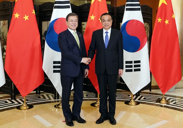 문재인 대통령이 23일 중국 청두 진장호텔에서 열린 회담에 앞서 리커창 총리와 인사를 나누고 있다. (청와대 제공)