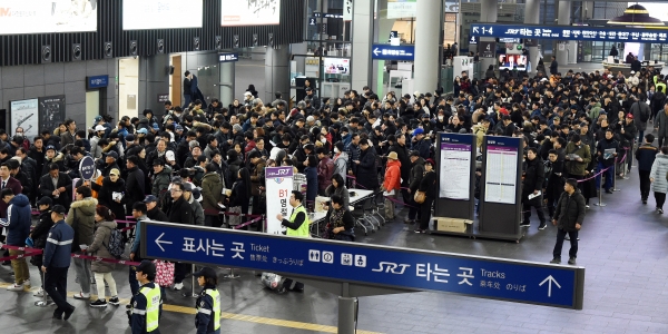 9일 서울 강남구 SRT 수서역에서 설 명절 승차권을 예매하기 위해 귀성객들이 줄을 서 있다. (SRT 제공) 2020.1.9