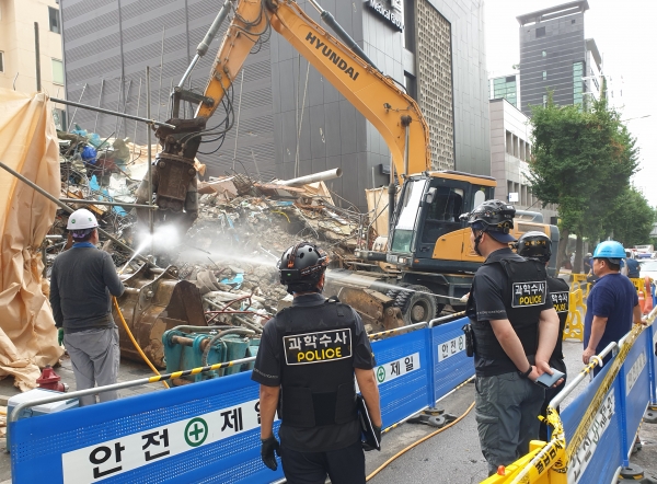 서울 서초구 잠원동 신사역 인근 건물 붕괴 사고