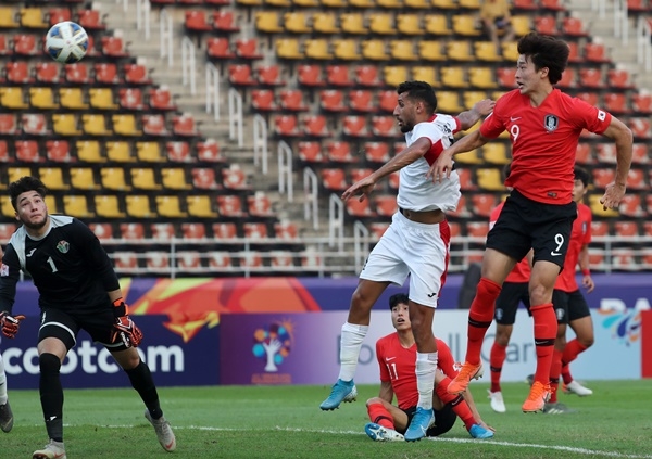 대한민국 U-23 대표팀 조규성이 19일 오후(현지시간) 태국 방콕 탐마삿 스타디움에서 열린 '2020 아시아축구연맹(AFC) U-23 챔피언십' 요르단과의 8강전에서 헤딩슛을 성공시키고 있다.