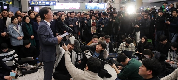 안철수 바른미래당 전 대표가 19일 오후 인천국제공항 1터미널을 통해 1년 4개월여만에 귀국, 기자회견을 하고 있다.