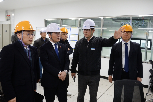 성윤모 산업통상자원부 장관(왼쪽에서 2번째)이 지난 2일 오후 충남 공주시의 화학 소재 전문기업 솔브레인 공장을 시찰하고 있다. (산업통상자원부 제공) 2020.1.2