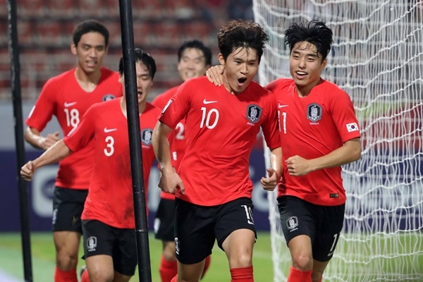 대한민국 U-23 대표팀 이동경(오른쪽 두 번째)이 22일 오후(현지시간) 태국 방콕 탐마삿 스타디움에서 열린 '2020 아시아축구연맹(AFC) U-23 챔피언십' 호주와의 4강전에서 추가 득점에 성공한 뒤 동료들과 함께 기뻐하고 있다.