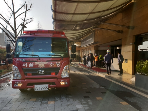 설 연휴인 26일 오전 4시 40분쯤 서울 중구 장충동 그랜드 앰배서더 호텔에 지하에서 원인을 알 수 없는 화재가 발생했다. 화재로 호텔 투숙객과 직원 등 580여명이 대피하고 50여명이 연기흡입 등으로 병원에 옮겨졌으며 큰 피해는 없는 것으로 알려졌다.
