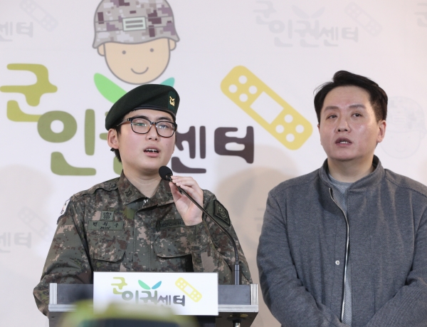 휴가 중 해외에서 성전환 수술을 받고 돌아온 육군 부사관 변희수 하사가 지난 22일 오후 서울 마포구 노고산동 군인권센터에서 군의 전역 결정과 관련한 기자회견을 하고 있다.