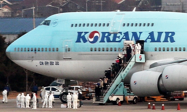 31일 오전 중국 우한시와 인근 지역에 고립돼 있는 우리 국민들이 서울 강서구 김포국제공항에 도착해 전세기에서 내리고 있다.