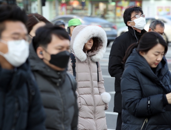 절기상 봄을 알리는 입춘(立春)인 4일 오전 서울 광화문네거리에서 두꺼운 옷을 입은 시민들이 출근하고 있다.