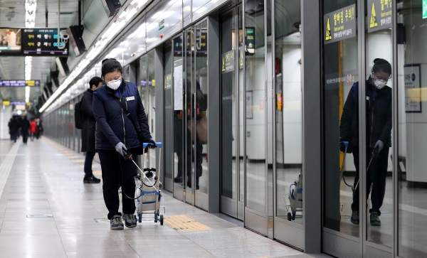 1월28일 오후 서울 5호선 광화문역에서 서울교통공사 관계자들이 우한폐렴(신종 코로나바이러스 감염증) 예방을 위해 방역작업을 하고 있다.