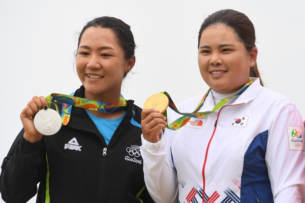 리우하계올림픽 여자 골프에서 금메달을 획득한 한국의 박인비와 은메달을 획득한 뉴질랜드의 리디아고가 20일(현지시간) 브라질 리우데자네이루 올림픽 골프 코스에서 열린 시상식에서 메달을 들어보이고 있다. 2016.8.21