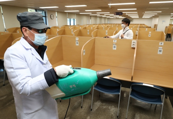 대전의 한 대학 도서관에서 학교 관계자들이 신종 코로나바이러스 감염증(우한폐렴) 대비 방역작업을 하고 있다. 2020.2.5