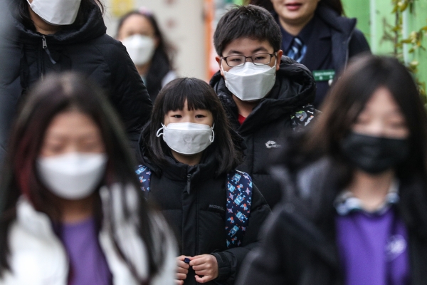 마스크를 착용한 채 등교하는 초등학생들. (뉴스1DB)