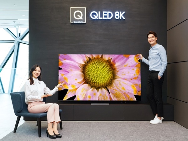 삼성전자 모델이 삼성 프리미엄 스토어 갤러리아 광교점에서 2020년형 QLED 8K TV 85형 QT950S 신제품을 소개하고 있다. [삼성전자 제공]