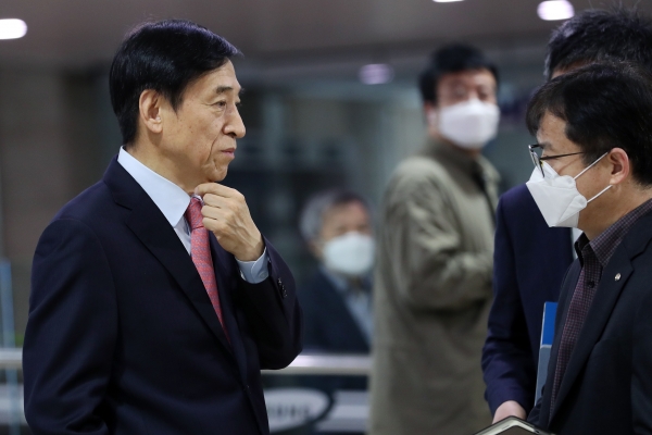 이주열 한국은행 총재가 20일 오전 서울 중구 한국은행 본관에서 브리핑을 마친 후 관계자와 이야기를 나누고 있다.