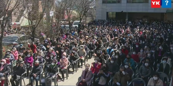 지난 22일 열린 서울 성북구 사랑제일교회 주일예배 현장. 예배당 밖에서도 수많은 사람들이 자리에 앉아 예배를 보고 있다.(유튜브 너알아tv 캡처)