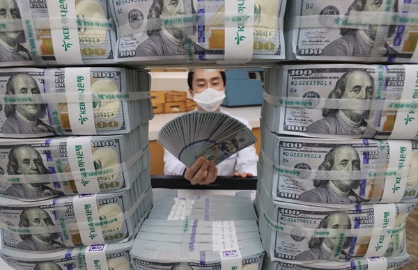 지난 20일 오후 서울 중구 하나은행 위·변조대응센터에서 직원이 미국 달러화를 검수하고 있다.