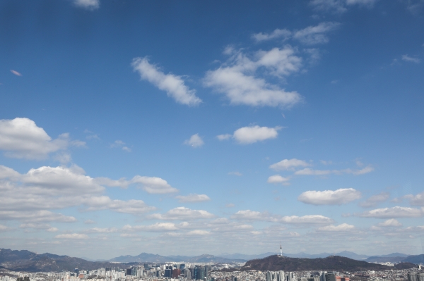 전국 대부분 미세먼지 농도가 '좋음'을 나타내고 있는 2월27일 오후 서울 영등포구 63스퀘어에서 바라본 하늘이 파랗게 보이고 있다. 2020.2.27