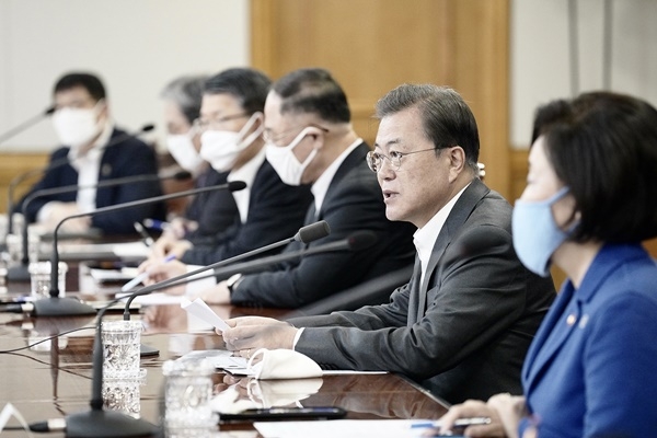문재인 대통령이 6일 서울 중구 은행연합회에서 열린 코로나19 대응 기업·소상공인 긴급 금융지원 현장간담회에서 발언하고 있다. (청와대 제공)