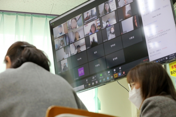 고3·중3 온라인 개학을 이틀 앞둔 7일 오전 경기도 의왕시 갈뫼중학교에서 교사들이 학생들의 온라인 출석 및 원격수업 테스트를 하고 있다.