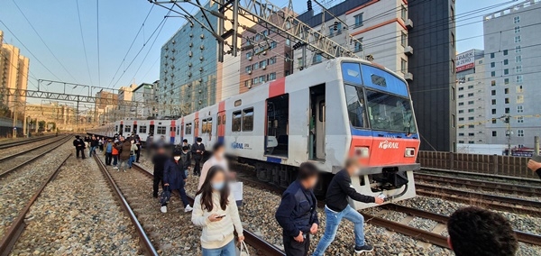 14일 오전 서울 영등포구 지하철 1호선 영등포역에서 신길역으로 향하던 열차가 탈선해 시민들이 철로로 이동하고 있다.