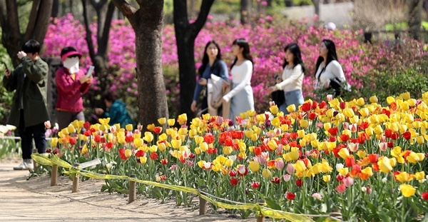 낮 최고기온이 21도를 넘긴 맑고 따뜻한 봄 날씨를 보인 14일 오후 서울 성동구 서울숲을 찾은 시민들이 야외활동을 즐기고 있다.
