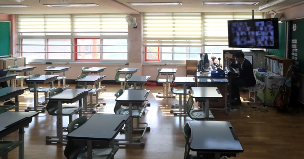 신종 코로나바이러스 감염증(코로나19) 확산 예방을 위해 전국 초·중·고교가 온라인 개학을 한 가운데 서울 한 초등학교에서 교사가 온라인 수업을 진행하고 있다.