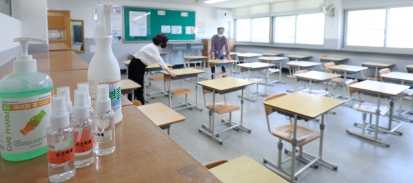 한 고등학교 3학년 교실에서 교사들이 오는 13일부터 시작되는 고3 학생들의 등교수업에 대비해 방역물품과 책상 재배치 등을 점검하고 있다. 2020.5.6