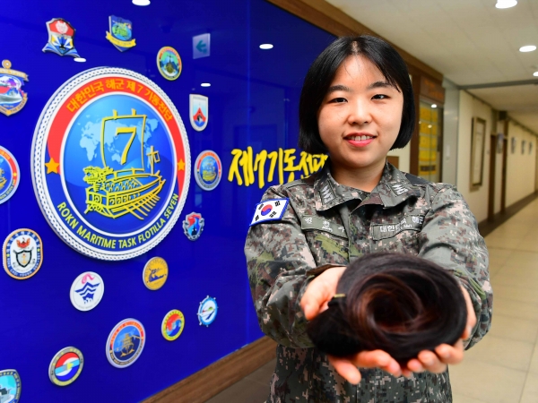 해군 제주기지전대는 해군 제7기동전단 72전대 소속 김현아 대위가 최근 어린 암 환자를 위한 머리카락 나눔 운동인 ‘어머나 운동’에 참여했다고 18일 밝혔다.(해군 제공)