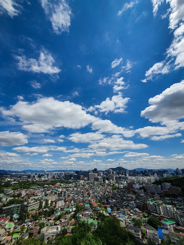 미세먼지 농도가 '좋음' 수준으로 쾌청한 날씨를 보인 20일 서울 도심 위로 푸른 하늘이 펼쳐져 있다.
