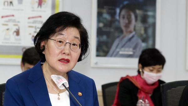 이정옥 여성가족부 장관이 지난 21일 서울 종로구 정부서울청사에서 열린 제2차 여성폭력방지위원회에서 발언하고 있다.