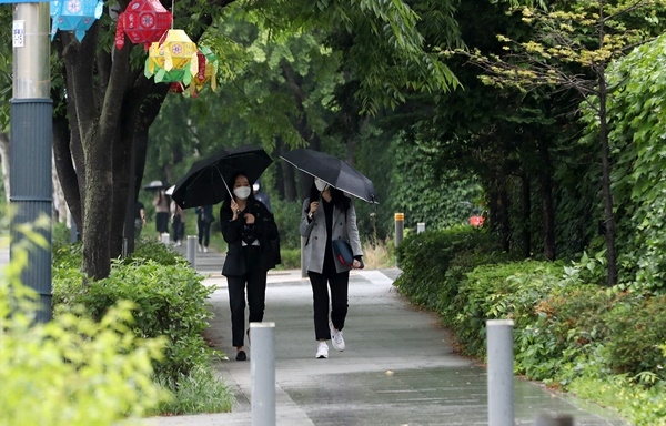 비가 내리는 지난 26일 오후 서울 서대문구 이화여자대학교 인근에서 우산을 쓴 시민들이 걸음을 재촉하고 있다. 오늘(28일)도 전국 곳곳에 비가 오겠다.