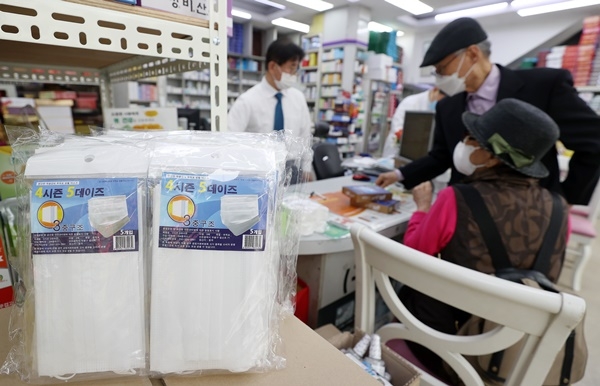 10일 오후 서울 종로5가의 한 약국에 시민이 덴탈마스크를 구매하기 위해 살펴보고 있다.