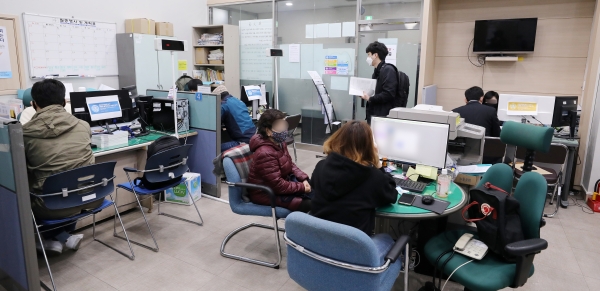 14일 오전 서울 종로구 소상공인지원센터 중부센터를 찾은 소상공인들이 직원을 통해 대출 신청 안내를 받고 있다. 2020.4.14