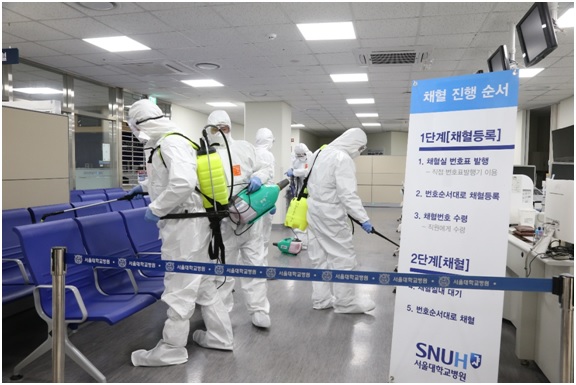 ▲ 세스코(대표이사 전찬혁) 살균서비스 전문가들이 서울대학교병원을 대상으로 코로나19 전문살균서비스를 진행하고 있다.